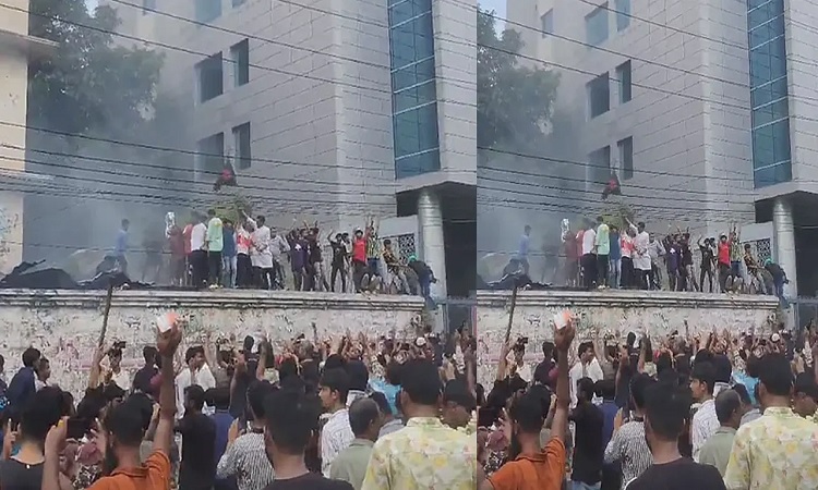 আওয়ামী লীগের ধানমন্ডি কার্যালয়ে আগুন