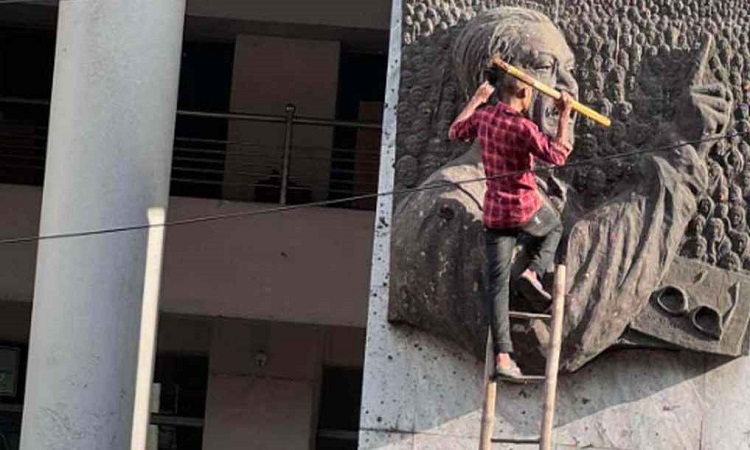 প্রধান বিচারপতির বাসভবনে হামলা