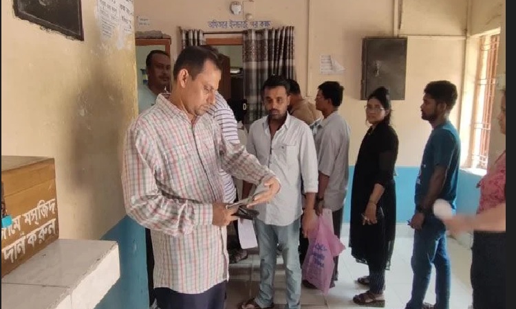 হিলি ইমেগ্রেশন চেকপোস্টে বাড়তি সতর্কতা, চলছে তল্লাশি