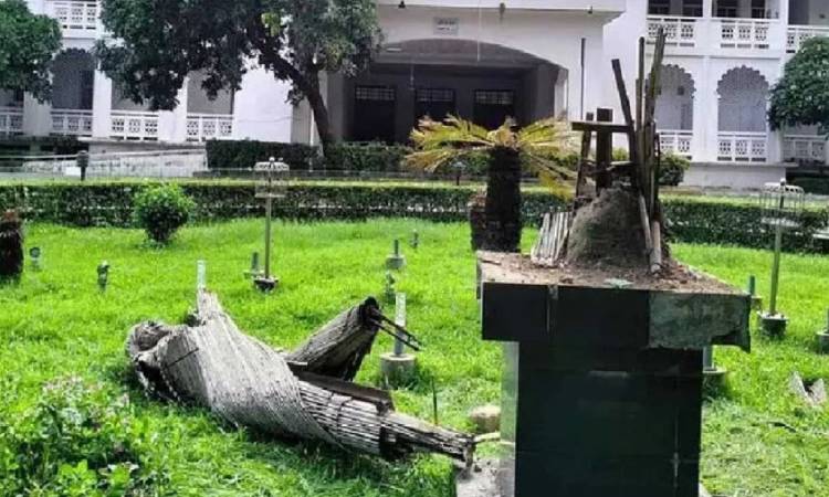 উপড়ে ফেলা হয়েছে সুপ্রিম কোর্ট প্রাঙ্গণের ভাস্কর্য