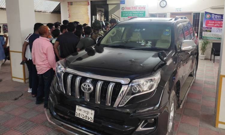 মন্ত্রণালয়ের স্টিকারযুক্ত গাড়িতে মিলল এক বস্তা টাকা