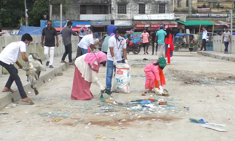 জামালপুরে শহর পরিষ্কার করছে সাধারণ শিক্ষার্থীরা