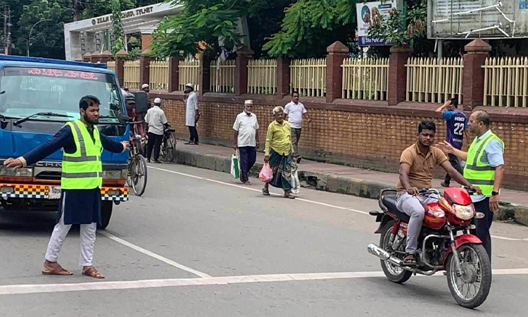 সিলেট নগরীতে যানজট নিরসন ও ফুটপাত দখলমুক্ত করতে কাজ করছে নিসচা