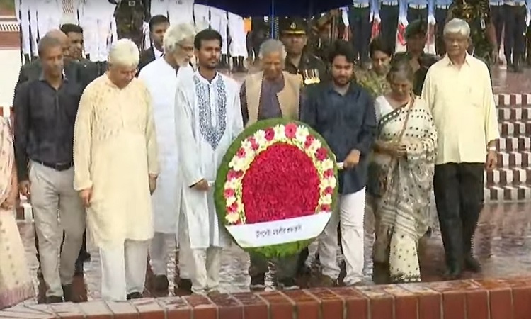জাতীয় স্মৃতিসৌধে অর্ন্তবর্তী সরকারের উপদেষ্টাদের শ্রদ্ধা নিবেদন