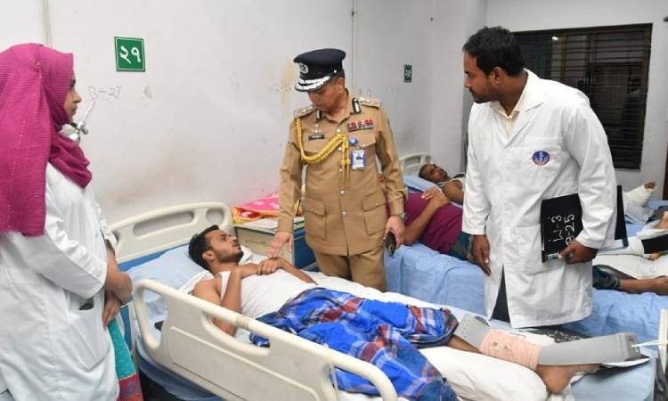 আহত পুলিশ সদস্যদের দেখতে রাজারবাগ হাসপাতালে আইজিপি