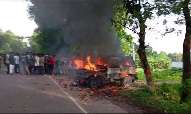 গোপালগঞ্জে সেনাবাহিনীর গাড়িতে ভাঙচুর ও অগ্নিসংযোগ, গুলিবিদ্ধ ২