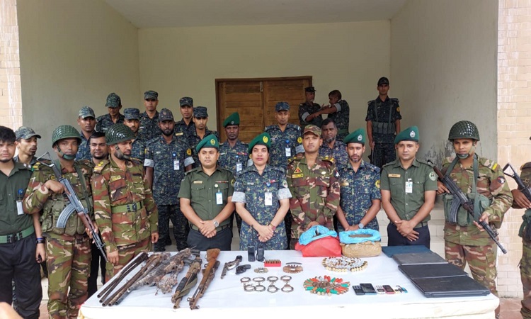 রামগঞ্জ থানার উদ্ধারকৃত অস্ত্র সেনাবাহিনীর কাছে হস্তান্তর