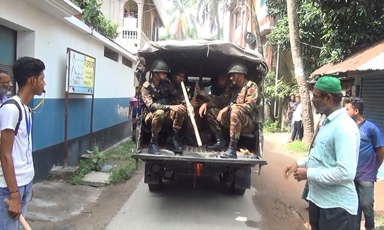 লুটপাটের সময় ঝিনাইদহে ৫ যুবককে ধরে সেনাবাহিনীর হাতে হস্তান্তর
