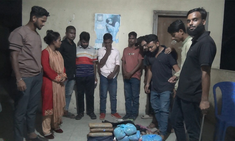 ব্রাহ্মণবাড়িয়ায় যানবাহনে তল্লাশি, মাদক ও বিদেশি পিস্তলসহ আটক ৭