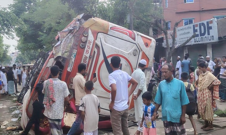 নরসিংদীতে যাত্রীবাহী বাস খাদে পড়ে নিহত ২, আহত ৪৫