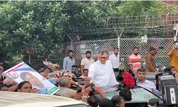৯ বছর পর দেশে ফিরেছেন বিএনপি নেতা সালাহউদ্দিন