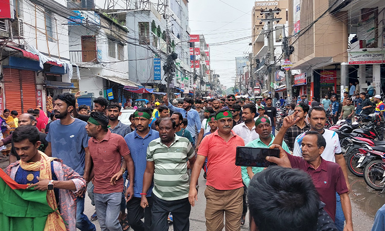পাবনায় হিন্দু সম্প্রদায়ের উপর হামলার প্রতিবাদে বিক্ষোভ মিছিল