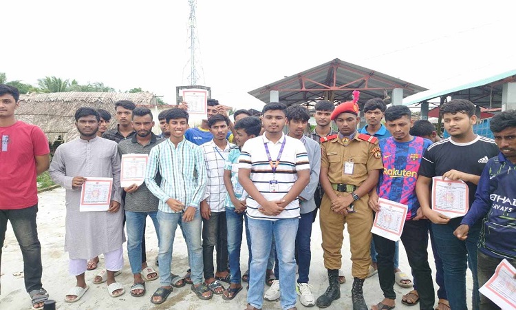 মোংলায় দ্রব্যমূল্য নিয়ন্ত্রণে রাখতে লিফলেট বিতরণ