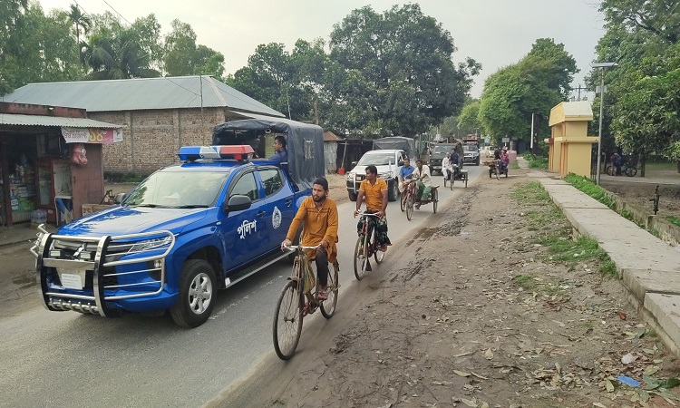 খানসামায় আইনশৃঙ্খলা পরিস্থিতি স্বাভাবিক রাখতে সেনাবাহিনী ও পুলিশের মহড়া