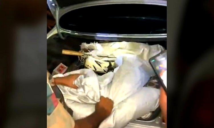 রাজশাহীতে প্রাইভেট কার থেকে দুই বস্তা অস্ত্র উদ্ধার