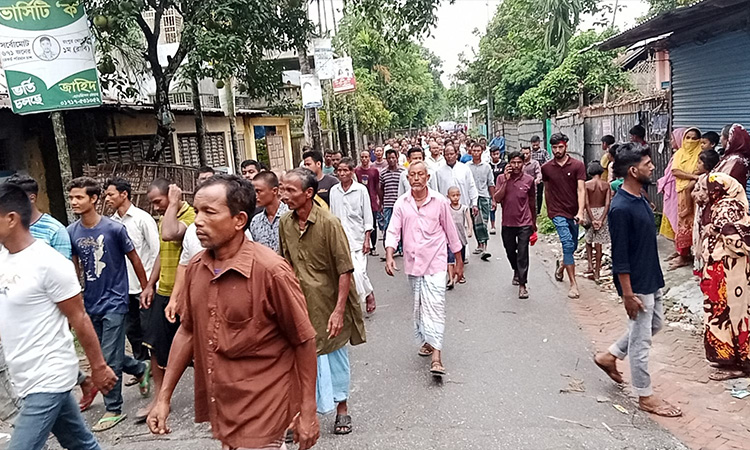 হিন্দু সম্প্রদায়ের ওপর হামলা-নির্যাতনের প্রতিবাদে নীলফামারীতে বিক্ষোভ মিছিল