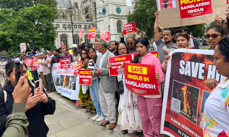 সাম্প্রদায়িক নির্যাতনের প্রতিবাদে ব্রিটিশ পার্লামেন্টের সামনে প্রতিবাদ
