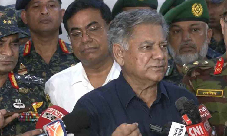 এক সপ্তাহের মধ্যে অবৈধ অস্ত্র জমা না দিলে কঠোর ব্যবস্থা: স্বরাষ্ট্র উপদেষ্টা