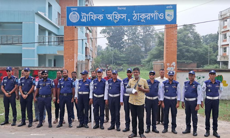 সড়কে ফিরল ঠাকুরগাঁও ট্রাফিক পুলিশ