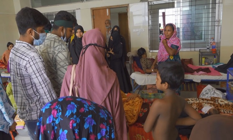 ঝিনাইদহ সদর হাসপাতালে শৃঙ্খলা ফেরাতে ব্যস্ত শিক্ষার্থীরা