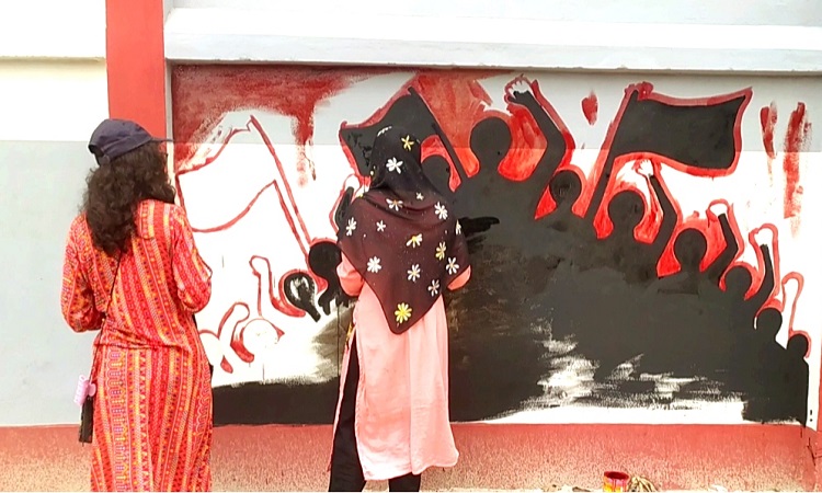 শিক্ষার্থীদের আলপনায় সেজে উঠেছে হিলি