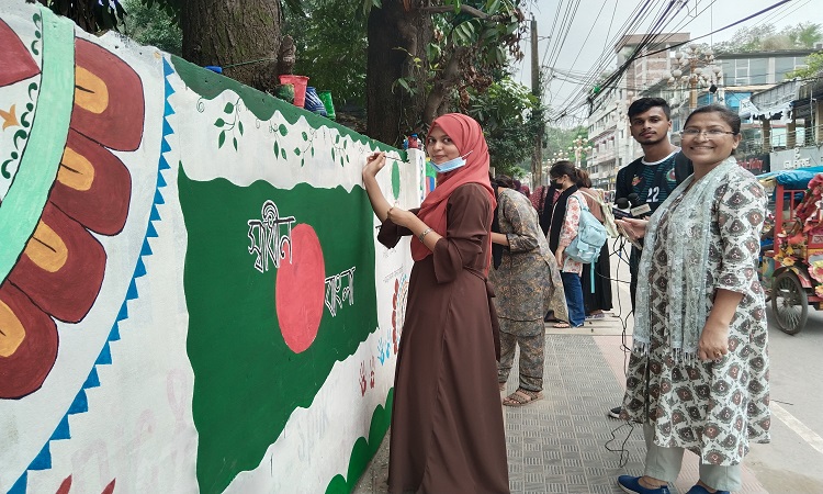টাঙ্গাইলে শিক্ষার্থীদের রং-তুলিতে বদলে গেছে দেয়ালের চিত্র
