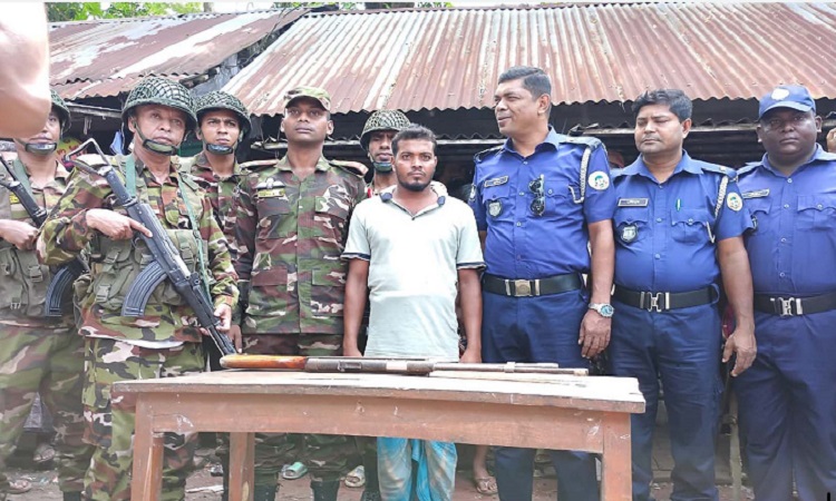 ইন্দুরকানীতে রাস্তার পাশ থেকে অস্ত্র উদ্ধার
