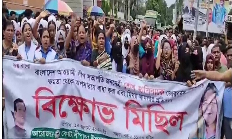 সাবেক প্রধানমন্ত্রী শেখ হাসিনার নামে মামলার প্রতিবাদে টুঙ্গিপাড়া ও কোটালীপাড়ায় বিক্ষোভ