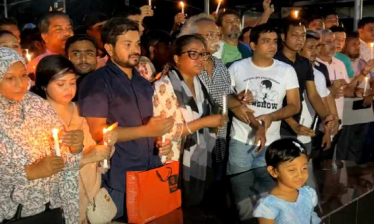 ধানমণ্ডি ৩২ নাম্বারে মোমবাতি প্রজ্বলন