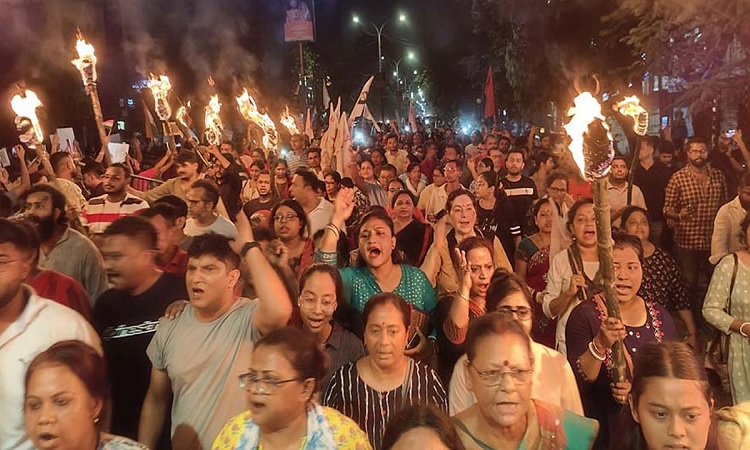 পশ্চিমবঙ্গে ‘রাত দখলের আন্দোলনে’ মানুষের ঢল