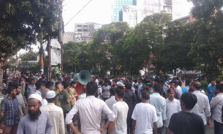 আন্দোলনকারীদের বাধায় ধানমন্ডি ৩২ নম্বরে ঢুকতে পারছেন না কেউ