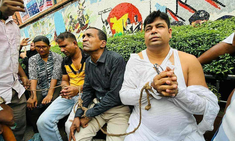 ধানমন্ডি শ্রদ্ধা জানাতে আসা ব্যক্তিদের দড়ি দিয়ে বাঁধলো আন্দোলনকারীরা
