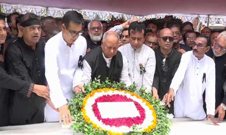 টুঙ্গিপাড়ায় বঙ্গবন্ধুর ৪৯তম মৃত্যুবার্ষিকীতে হাজারো মানুষের শ্রদ্ধা
