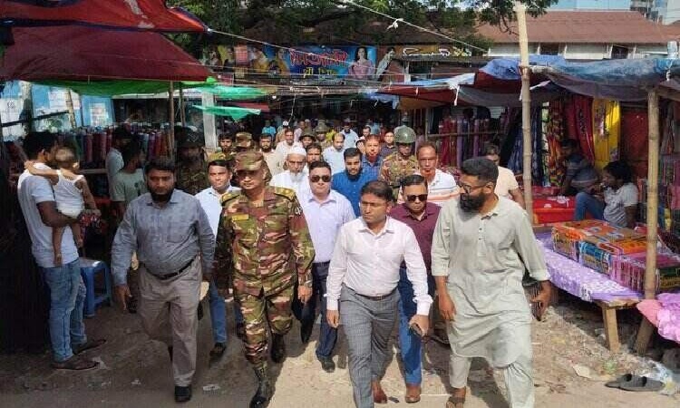 শেখেরচর-বাবুরহাট পাইকারী কাপড়ের বাজার পরিদর্শনে জেলা প্রশাসক