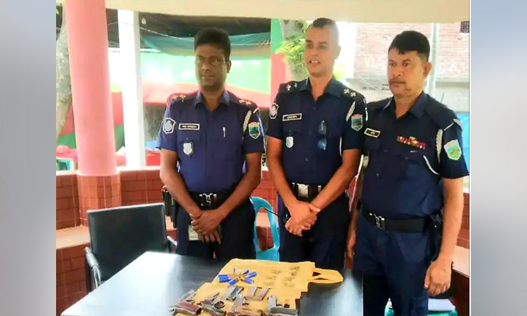 রাজশাহীতে পরিত্যক্ত অবস্থায় ম্যাগজিনসহ ৩টি রিভলভার ও পিস্তল উদ্ধার