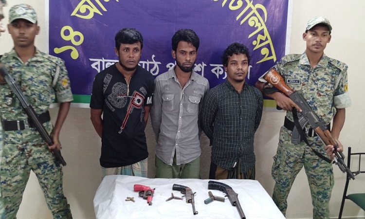 উখিয়ায় অস্ত্র-গুলিসহ ৩ রোহিঙ্গা যুবক গ্রেফতার