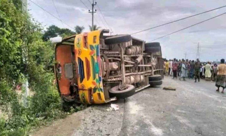 সরাইলে যাত্রীবাহী বাস উল্টে নিহত ১, আহত ১৫