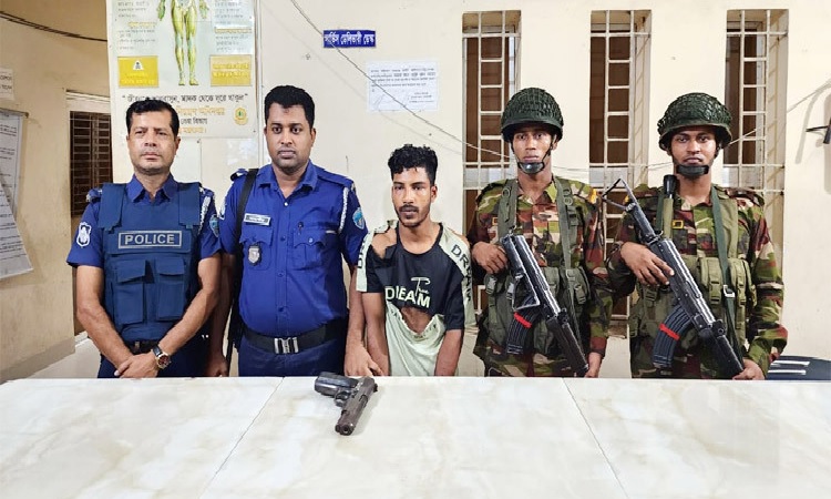 থানায় লুট করা পিস্তল বিক্রির চেষ্টা, যুবক গ্রেফতার