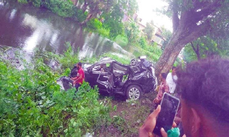 মাইক্রোবাস নিয়ন্ত্রণ হারিয়ে গাছের সঙ্গে ধাক্কা, নিহত ৩