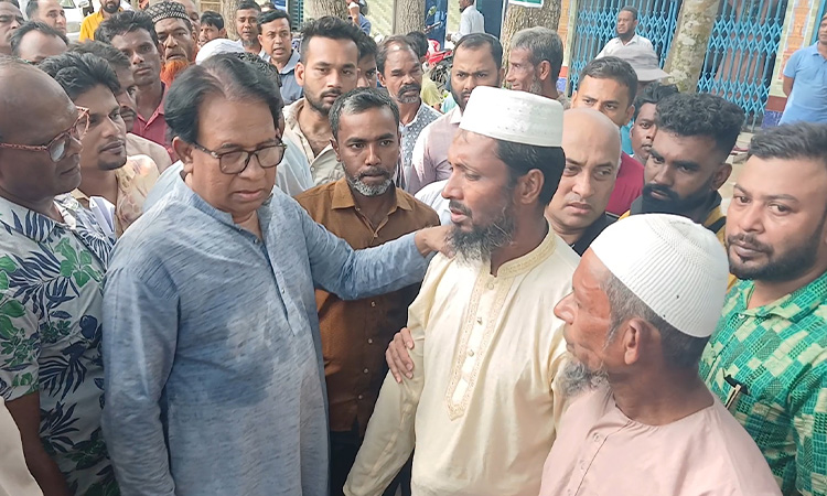 সমবেদনা জানাতে আন্দোলনে নিহত সাগরের বাড়িতে রাজনৈতিক নেতৃবৃন্দ