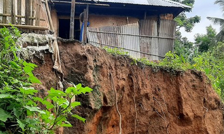 কক্সবাজারে পাহাড় ধসে একই পরিবারের ৩ জন নিহত