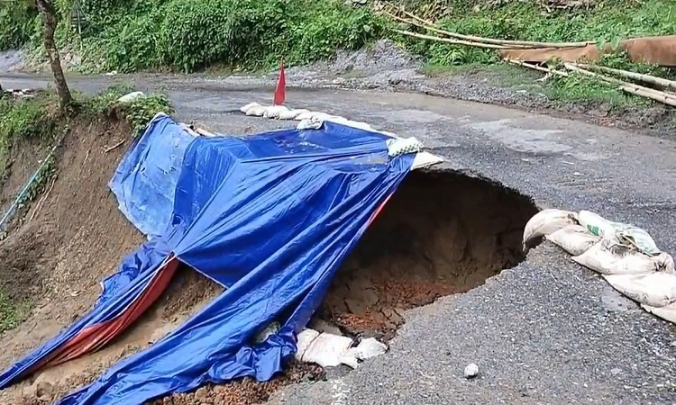 মাটি ধসে রাঙামাটি-বান্দরবান সড়কে যান চলাচল বন্ধ