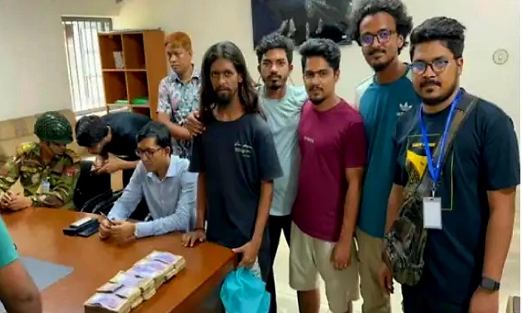 কুড়িয়ে পাওয়া ১৮ লাখ টাকা থানায় জমা দিলেন শিক্ষার্থীরা