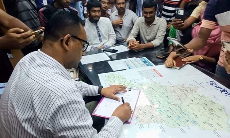 ঝিনাইদহে ডিসি অপসারণের দাবিতে বিক্ষোভ, বাধ্য হয়ে গেলেন ছুটিতে