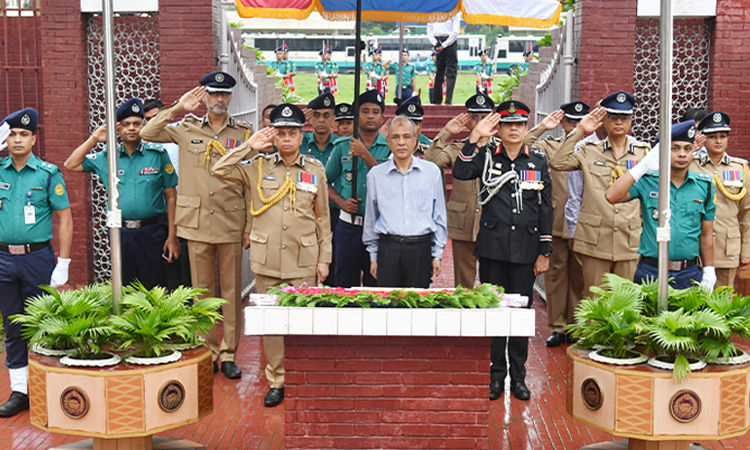 রাজারবাগ পুলিশ স্মৃতিসৌধে স্বরাষ্ট্র উপদেষ্টার শ্রদ্ধা