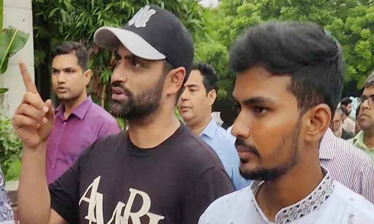 তামিমকে সঙ্গে নিয়ে বিসিবি ঘুরে দেখলেন ক্রীড়া উপদেষ্টা