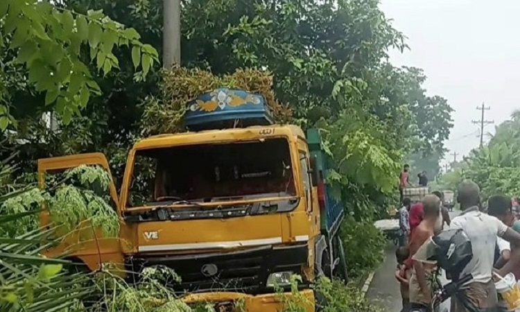 সাতক্ষীরায় ট্রাকচাপায় ২ মোটরসাইকেল আরোহী নিহত