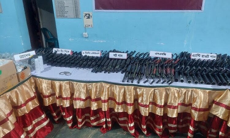 যাত্রাবাড়িতে লুট হওয়া ৬০ আগ্নেয়াস্ত্রসহ ৪ হাজার রাউন্ড গোলাবারুদ হস্তান্তর