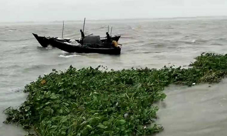 মেঘনায় মাছ ধরতে গিয়ে বজ্রপাতে জেলের মৃত্যু