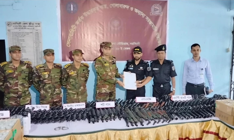 লুট হওয়া অস্ত্র-গুলি উদ্ধার করে র‍্যাবের কাছে হস্তান্তর